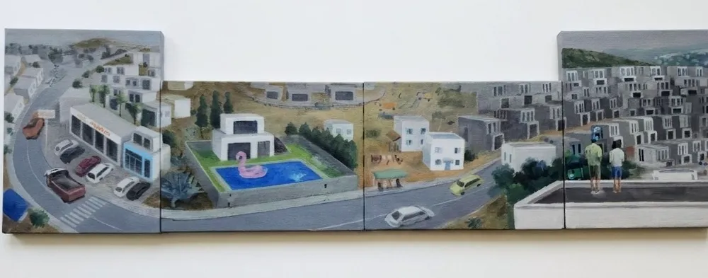 Birbirine eklenmiş tuvallerden oluşan bu geniş açılı yağlıboya eserde, solda virajlı bir yol ve oto galerisi, ortada pembe flamingo şişme yataklı havuzlu modern bir villa ile birlikte uzanan kentleşme, sağda ise manzaraya bakan iki figürün arkasındaki tepede birbirine yaslanmış apartman blokları Bodrum'un farklı yüzlerini bir araya getiriyor.