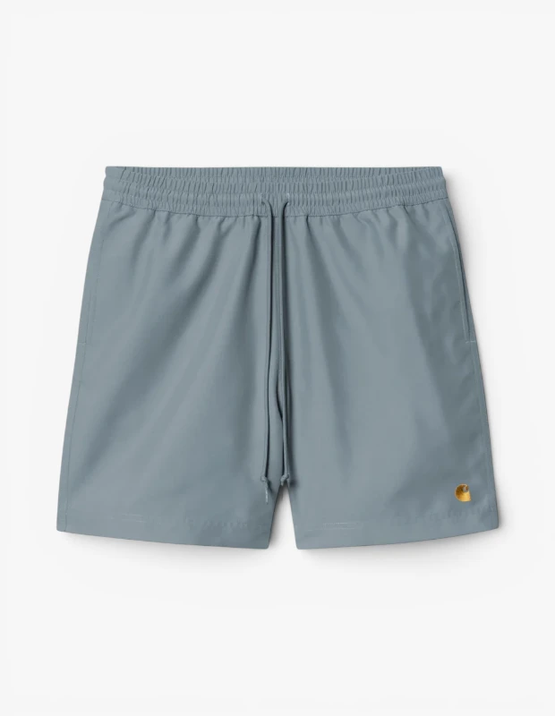 Marka Adı: Carhartt WIP
Ürün Adı: Carhartt WIP Erkek Chase Mayo
Ürün Cinsiyeti: Erkek
Ürün Tipi: Mayo
Ürün Sezonsallığı: Yaz
Ürün Çeşidi: Düz Renk Mayo
Ürün Özellikleri: Bu Carhartt WIP Chase Mayo, açık gri-mavi tonlarında, minimal ve şık bir tasarıma sahiptir. Hızlı kuruyan, hafif kumaş yapısıyla hem denizde hem de plajda rahatlık sunar. Ayarlanabilir büzgülü ve elastik belli tasarımı, kişiye özel konfor sağlarken, sağ bacak kısmında yer alan altın sarısı nakış logo markanın özgün stilini yansıtır. Yanlarda bulunan cepler, kullanışlılık sunarak gün boyu kullanım için ideal sportif ve zarif bir görünüm sergiler.
Öne Çıkan Detaylar:
- Ayarlanabilir büzgülü ve elastik bel bandı
- Sağ bacakta altın sarısı nakış Carhartt WIP logosu
- Hızlı kuruyan, hafif ve düz renk kumaş
Kimler Kullanıyor?: Sade ve zamansız şıklığı plaj stiline taşımayı sevenler, denizde veya havuz başında rahatlığından ödün vermeyenler bu mayoyu tercih ediyor. Minimalist yaklaşımla kaliteyi birleştiren, plajdan sonra rahatça bir tişört veya keten gömlekle sahil kafelerinde vakit geçirmek isteyen, günlük şıklığı önemseyen bireylerin yaz gardırobunun vazgeçilmezi. Sportif aktivitelerde ve şehir kaçamaklarında da tarzından ödün vermeyenler için ideal bir seçimdir.