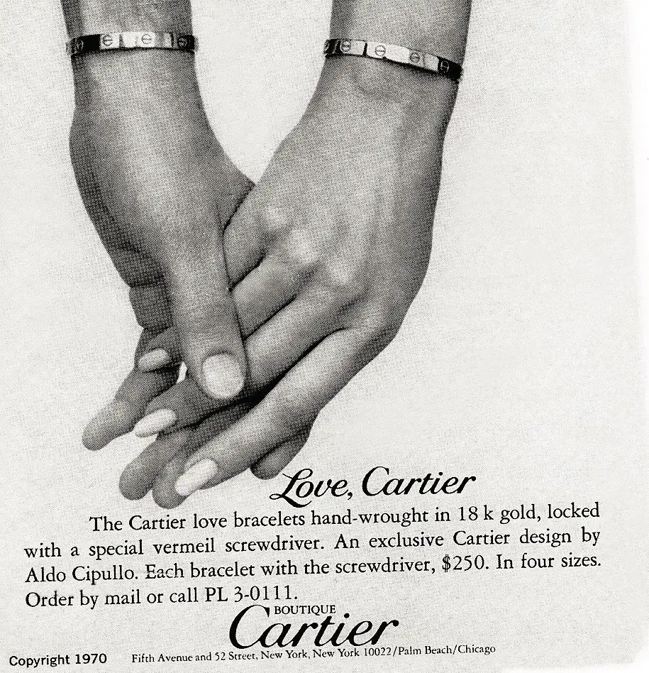 Siyah beyaz bir fotoğrafta birbirine kenetlenmiş iki el, her bilekte Aldo Cipullo tasarımı ikonik Cartier Love bilezikleri takılıyken, 1970'lerden kalma bu reklam görseli aşkın ve bağlılığın zamansız bir sembolü olarak dikkat çekiyor.