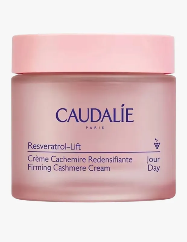 Açık pembe renkli kapağı ve buzlu pembe kavanozuyla Caudalie Resveratrol-Lift Sıkılaştırıcı Kaşmir Gündüz Kremi, resveratrolün cilt yaşlanması üzerindeki faydalarını ve uzun yaşam arayışındaki yerini anlatan bu bilimsel rehberin içeriğini destekliyor.