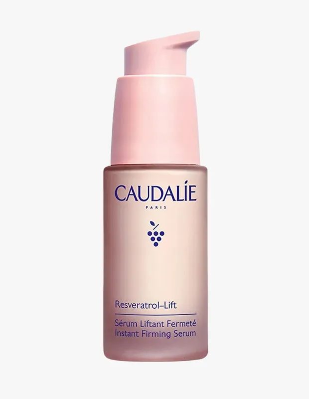 Açık pembe tonlarında, Caudalie markalı, üzerinde üzüm sembolü bulunan zarif şişesindeki Resveratrol-Lift sıkılaştırıcı serum, içeriğindeki Resveratrol ile cilt yaşlanması ve uzun yaşam konularına odaklanan bu rehberdeki cilde faydaları destekliyor.
