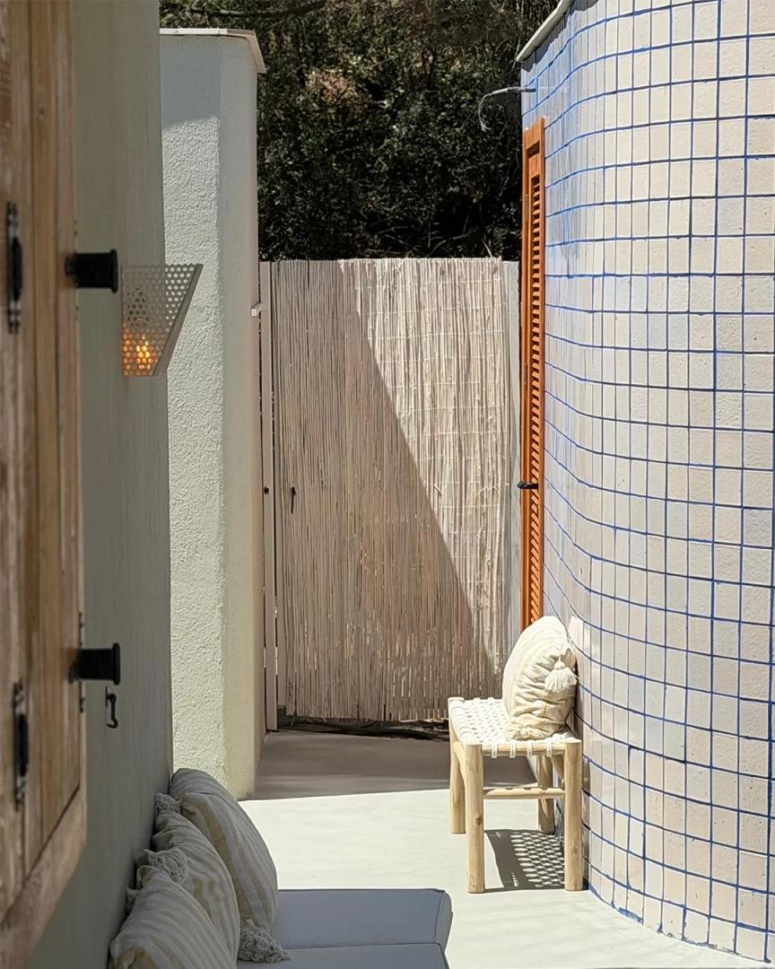 Bodrum'un Demirbükü'ndeki Lucca Beach'in yeni dönemini yansıtan bu tasarımda, beyaz duvarlar, ahşap detaylar ve mavi derzli fayanslarla Akdeniz yaşam kültürünün sakinliğini ve şıklığını vurgulayan bir dinlenme köşesi, doğal bir atmosferde konforlu bir deneyim sunuyor.