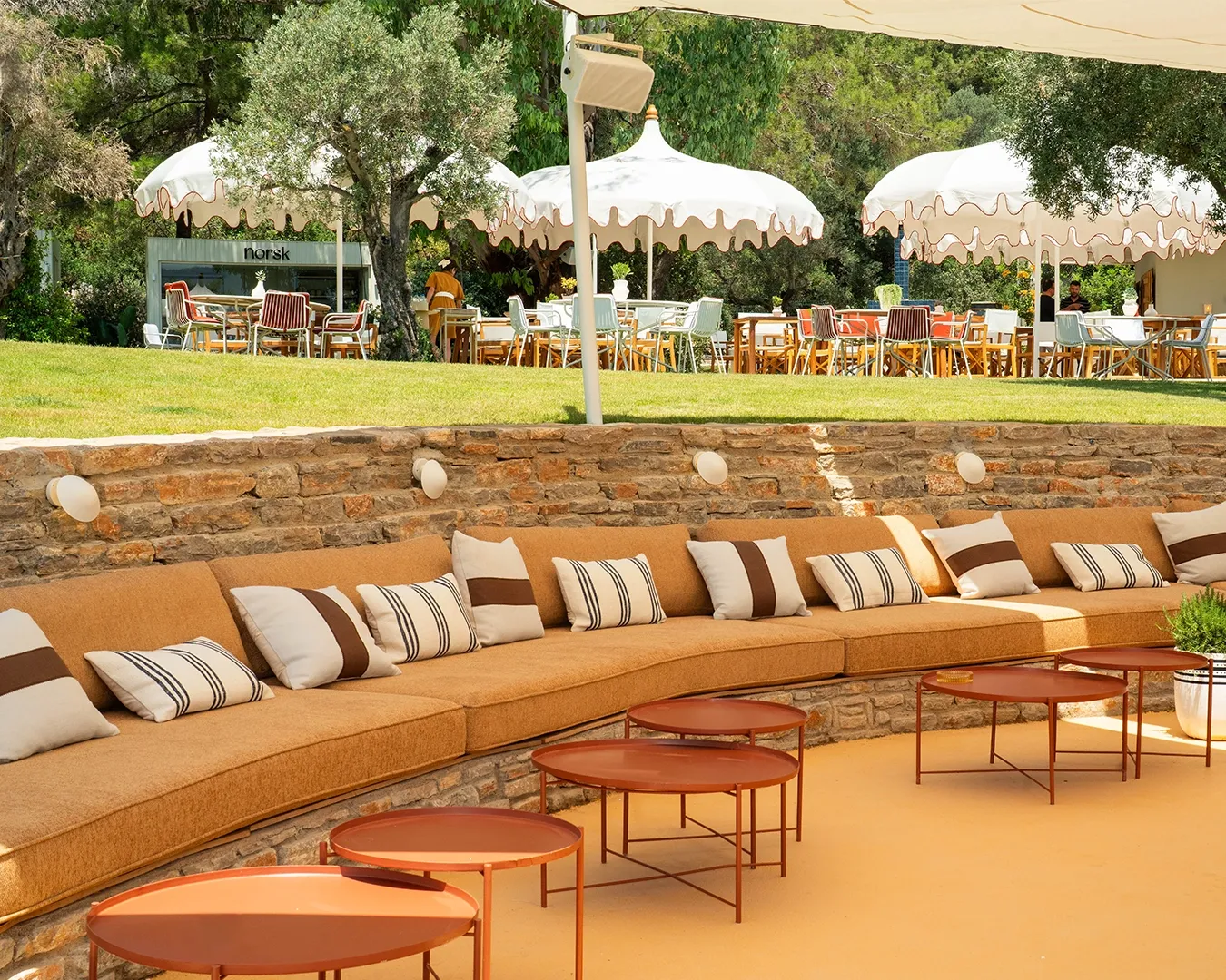 Bodrum'un Demirbükü koyunda yer alan Lucca Beach'in, kıvrımlı, kahverengi koltukları ve pas rengi sehpalarıyla Akdeniz yaşam kültürünü yansıtan, doğal taş duvarın ardında yemyeşil çim alan ve şık bembeyaz şemsiyeler altındaki dış mekân restoran bölümü, huzurlu ve deneyim odaklı yeni lüks anlayışını gözler önüne seriyor.