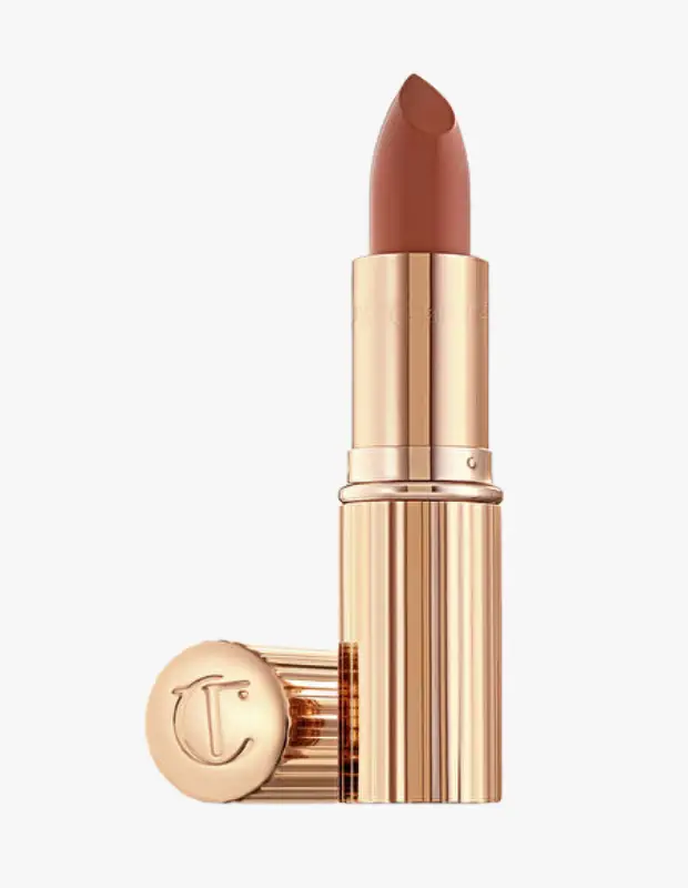 Marka Adı: Charlotte Tilbury
Ürün Adı: Charlotte Tilbury Kissing Stoned Rose
Ürün Cinsiyeti: Kadın
Ürün Tipi: Ruj
Ürün Sezonsallığı: Yaz
Ürün Çeşidi: Nemli Bitişli Dudak Ruju
Ürün Özellikleri: Lüks altın rengi, yivli bir ambalajda sunulan bu ruj, gül kurusu ve hafif kahve tonlarını barındıran doğal bir renge sahiptir. Dudaklara buğulu ve nemli bir bitiş vererek doğal, çabasız bir görünüm sunar. Kremsi yapısı sayesinde kolayca sürülür ve gün boyu dudaklarda rahat bir his bırakır.
Öne Çıkan Detaylar:
- Gül kurusu ve hafif kahve tonlarında, doğal görünümlü Stoned Rose rengi.
- Lüks ve zarif altın rengi, yivli metal ambalaj tasarımı.
- Dudaklara buğulu ve nemli bir bitiş sunarak çabasız bir makyaj imkanı.
- Markanın ikonik CT logosu, ürünün kapağında yer alır.
Kimler Kullanıyor?: Bu ürün, doğal güzelliğini vurgulamayı seven, bronz ve sıcak yaz makyajı trendlerine ilgi duyan kişiler için idealdir. Dudaklarında keskin çizgiler yerine buğulu ve nemli bir bitiş arayan, çabasız şıklığı ve zarif tonları tercih edenler bu ruj ile zahmetsizce stilini tamamlayabilir. Lüks ambalajı ve doğal tonlarıyla makyaj çantasının vazgeçilmezi olacak bir ürün arayan herkesin beğenisine sunulmuştur.