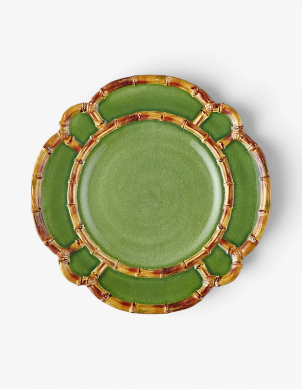 Marka Adı: Chiara Alessi
Ürün Adı: Chiara Alessi Melamin Yemek Tabağı
Ürün Cinsiyeti: Belirtilmemiş
Ürün Tipi: Yemek Tabağı
Ürün Sezonsallığı: Yaz
Ürün Çeşidi: Dekoratif Yemek Tabağı
Ürün Özellikleri: Melamin malzemeden üretilmiş bu yemek tabağı, doğal bambu dokusunu taklit eden dalgalı kahverengi çerçevesiyle dikkat çekmektedir. Tabağın iç yüzeyi mat, canlı bir yeşil tona sahiptir. Kenarları çiçeksi bir formda dalgalı tasarlanmış olup, estetik ve dayanıklılığı bir arada sunar. Hem iç hem de dış mekan kullanımına uygun yapısıyla, yaz sofralarına Akdeniz esintisi ve tropikal bir hava katmak için idealdir.
Öne Çıkan Detaylar:
- Doğal bambu görünümlü, dalgalı kenar çerçevesi
- Canlı ve mat yeşil iç yüzey tasarımı
- Dış mekan kullanımı için dayanıklı melamin malzeme
Kimler Kullanıyor?: Yaz davetlerinde ve açık hava sofralarında estetikle pratikliği birleştirmeyi sevenler, Akdeniz veya tropikal temalı dekorasyonlara ilgi duyanlar, doğal dokuları ve ferah renkleri sofralarına taşımak isteyenler için idealdir. Bahçe, balkon veya teras gibi mekanlarda şık ve özgün bir masa düzeni yaratmak isteyen herkesin tercih edebileceği bir parçadır.