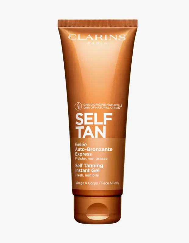 Marka Adı: Clarins
Ürün Adı: Clarins Self Tanning Instant Gel Bronzlaştırıcı Jel
Ürün Cinsiyeti: Unisex
Ürün Tipi: Bronzlaştırıcı Jel
Ürün Sezonsallığı: Her mevsim
Ürün Çeşidi: Güneşsiz Bronzlaştırıcı
Ürün Özellikleri: Clarins Self Tanning Instant Gel, cilde anında emilen ipeksi jel formülüyle hızlı ve doğal bir bronzluk kazandırır. Doğal kökenli DHA içeren formülü sayesinde cildin kendi pigmentleriyle uyumlu, kademeli ve kusursuz bir tatil bronzluğu görünümü yaratır. Yüz ve vücut kullanımı için uygun olan bu jel, taze ve yağsız yapısıyla ciltte ağırlık yapmaz, yapışkan bir his bırakmadan ipeksi bir dokunuş sunar.
Öne Çıkan Detaylar:
- Hızla emilen ipeksi ve taze jel formülü
- Doğal kökenli DHA ile kademeli ve doğal bronzluk etkisi
- Yağsız yapısıyla ciltte ağırlık yapmaz
- Yüz ve vücut için uygun kullanım
Kimler Kullanıyor?: Güneşe maruz kalmadan yılın her döneminde doğal ve kademeli bir bronzluk görünümü elde etmek isteyenler için idealdir. Ciltte hızla emilen, yağsız ve taze bir dokuya sahip ürünleri tercih edenler, yüz ve vücutları için pratik bir bronzlaşma çözümü arayanlar bu jeli beğenir. Tatilden yeni dönmüş gibi sağlıklı ve ışıltılı bir ten tonuna sahip olmak isteyen herkesin güzellik rutinine kolayca adapte edebilir.