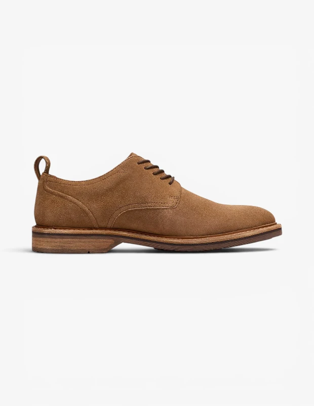 Marka Adı: Clarks
Ürün Adı: Clarks Erkek Aldwin Lace Ayakkabı
Ürün Cinsiyeti: Erkek
Ürün Tipi: Derby Ayakkabı
Ürün Sezonsallığı: Yazlık
Ürün Çeşidi: Süet Bağcıklı Ayakkabı
Ürün Özellikleri: Bu Clarks erkek ayakkabı, taba rengi yumuşak süet deriden üretilmiş olup, klasik Derby stiline sahiptir. Yuvarlak burun yapısı ve dört çift metal bağcık deliğiyle bağcıklı bir tasarıma sahiptir. Ayakkabının arka kısmında, kolay giyilmesini sağlayan süet bir çekme şeridi detayı bulunur. Yan panellerdeki ve burun kısmındaki zarif dikiş detayları işçiliği vurgular. İnce, katmanlı ve doğal görünümlü kösele tabanıyla hem konforlu hem de dayanıklı bir kullanım sunarak, smart-casual ve yarı resmi yazlık kombinler için ideal bir seçenektir.
Öne Çıkan Detaylar:
- Taba rengi, yumuşak dokulu süet dış yüzey
- Klasik Derby kesim ve dört çift bağcıklı tasarım
- Kolay giyim sağlayan topuk çekme şeridi ve zarif katmanlı taban
Kimler Kullanıyor?: Bu ayakkabı, klasik şıklığı modern rahatlıkla birleştirmeyi seven, stil sahibi detaylara önem veren erkekler için idealdir. Hem iş ortamında smart-casual bir duruş sergilemek isteyenler hem de yazlık davetlerde, özel akşam yemeklerinde veya sosyal etkinliklerde zarif ve konforlu adımlar atmayı tercih edenler için vazgeçilmez bir parçadır. Kaliteli malzemeler ve zamansız bir tasarım arayışında olan, çok yönlü kombinlere kolayca adapte olabilen bir ayakkabı isteyen bireylerin gardırobuna kusursuzca uyum sağlar.