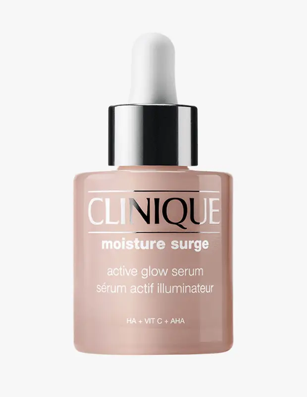 Marka Adı: Clinique
Ürün Adı: Clinique Moisture Surge Active Glow Serum
Ürün Cinsiyeti: Unisex
Ürün Tipi: Serum
Ürün Sezonsallığı: Yaz
Ürün Çeşidi: Nemlendirici ve Aydınlatıcı Hibrit Serum
Ürün Özellikleri: Bu hafif ve su bazlı hibrit serum, Hyalüronik Asit (HA), C Vitamini (VIT C) ve AHA içeren özel formülü sayesinde cilde anında gözle görülür bir ışıltı ve aydınlık kazandırır. Işığı yansıtan mikro-pigmentler ile cilde doğal bir parlaklık sağlarken, aynı zamanda nem bariyerini güçlendirerek hücresel nemi uzun süre korumaya yardımcı olur ve cildin daha sağlıklı bir dokuya kavuşmasını destekler. Damlalıklı şık şişesiyle kolayca uygulanabilir, cilde ağırlık yapmayan bir yapıya sahiptir.
Öne Çıkan Detaylar:
- Cilde anında ışıltı ve aydınlık veren hibrit formül
- Hyalüronik Asit, C Vitamini ve AHA içeren zengin içerik
- Nem bariyerini güçlendirerek uzun süreli hidrasyon sağlar
Kimler Kullanıyor?: Cildine anında canlılık ve doğal bir ışıltı katmak isteyenler, nem dengesini korumayı önemseyenler, özellikle yaz aylarında hafif dokulu ancak yüksek performanslı ürünleri tercih edenler bu seruma yönelebilir. Uzun vadede daha sağlıklı, pürüzsüz ve aydınlık bir cilt görünümüne kavuşmayı arzu eden, cilt bariyerini destekleyen bakımları rutinlerine dahil eden kişiler için idealdir.
