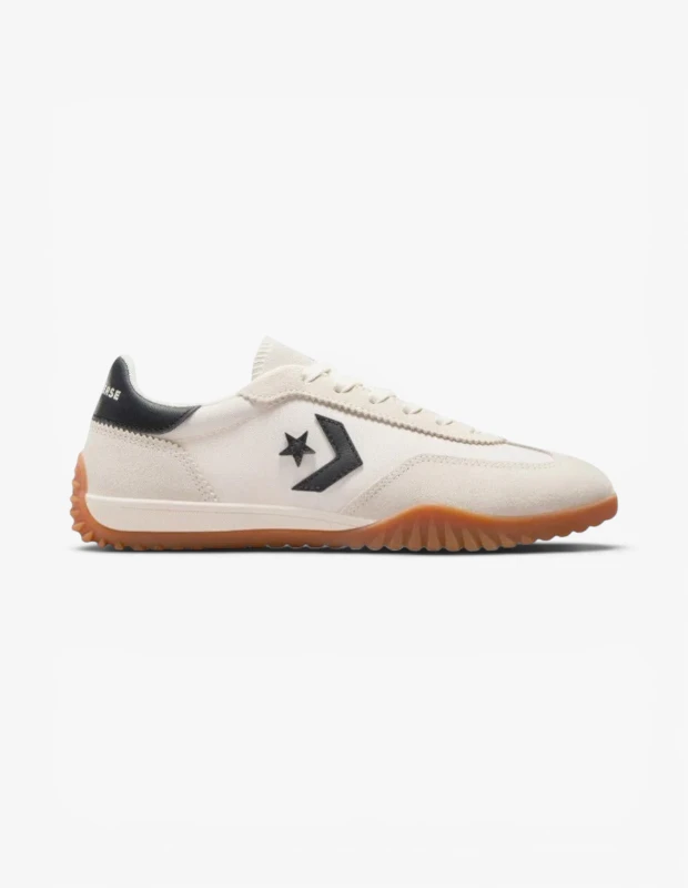 Marka Adı: Converse
Ürün Adı: Converse Erkek Run Star Trainer Sneaker
Ürün Cinsiyeti: Erkek
Ürün Tipi: Sneaker
Ürün Sezonsallığı: Yazlık
Ürün Çeşidi: İnce Tabanlı Bağcıklı Sneaker
Ürün Özellikleri: Krem rengi süet ve tekstil saya sahip, retro esintili bu Converse sneaker, yan kısımlarındaki ikonik siyah yıldız ve ok logosuyla dikkat çeker. Topuk kısmındaki siyah panel ve beyaz bağcıklarla tamamlanan tasarımı, dalgalı formdaki bal rengi kauçuk dış tabanı sayesinde hem çekiş hem de stil sunar. İnce yapısı ve düşük bilek kesimi ile zarif bir görünüm sergilerken, malzeme karışımı konforlu bir kullanım vadeder.
Öne Çıkan Detaylar:
- Krem rengi süet ve tekstil üst saya ile retro tasarım.
- Yanlarda kontrast siyah renkli ikonik Converse yıldız ve ok logosu.
- Dalgalı yapıda, bal rengi kauçuk dış taban.
Kimler Kullanıyor?: Şehir hayatının dinamik temposuna ayak uydururken rahatlığından ve stilinden ödün vermek istemeyen, retro esintili tasarımları modern şıklıkla harmanlamayı sevenler bu sneaker'ı tercih edebilir. Casual kombinlerini sofistike detaylarla yükseltmeyi amaçlayan, spor giyimle yarı-resmi parçalar arasında denge kuran ve gün boyu konfor arayan bireylerin gardırobuna kusursuzca uyum sağlar.