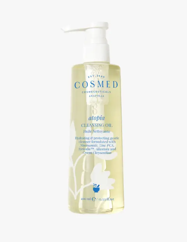 Marka Adı: Cosmed
Ürün Adı: Cosmed Atopia Cleansing Oil
Ürün Cinsiyeti: Unisex
Ürün Tipi: Temizleme Yağı
Ürün Sezonsallığı: Tüm Sezonlar
Ürün Çeşidi: Yağ Bazlı Temizleyici
Ürün Özellikleri: Cosmed Atopia Cleansing Oil, cildi nemlendiren ve koruyan nazik bir yağ bazlı temizleyicidir. Niasinamid, Çinko PCA, Syricalm™, Allantoin ve Crocus Chrysanthus gibi aktif bileşenlerle formüle edilmiştir. Cildin lipid bariyerine zarar vermeden makyajı, güneş kremini ve günlük kirleri derinlemesine arındırmak üzere tasarlanmıştır. Çift aşamalı temizlik rutininin ilk adımı için idealdir. Ürün, pratik pompalı, 400 ml şeffaf bir şişede sunulur ve minimalist bir estetiğe sahiptir.
Öne Çıkan Detaylar:
- Niasinamid, Çinko PCA, Syricalm™, Allantoin ve Crocus Chrysanthus içeren zengin formül.
- Cildi nemlendirirken nazikçe temizleyen ve koruyan yağ bazlı yapı.
- Makyajı, güneş kremini ve günlük kirleri etkili şekilde arındırarak çift aşamalı temizlik için uygunluk.
Kimler Kullanıyor?: Cilt bakım rutininde derinlemesine ve nazik bir temizliğe önem veren, cildinin nem bariyerini korurken makyaj ve gün boyu biriken kirlerden arındırmak isteyen herkes içindir. Özellikle ışıltılı ve sağlıklı bir cilt görünümü hedefleyen, çift aşamalı temizlik adımını tercih eden ve Niasinamid, Çinko PCA gibi aktif içeriklere değer veren kullanıcılar için uygundur.