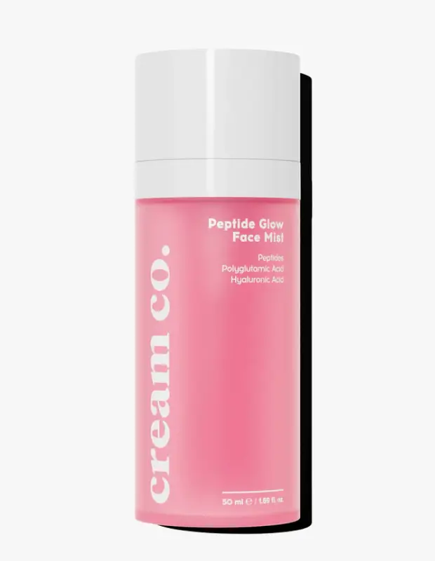 Marka Adı: Cream co.
Ürün Adı: Cream co. Peptide Glow Face Mist
Ürün Cinsiyeti: Unisex
Ürün Tipi: Yüz Misti
Ürün Sezonsallığı: Yaz
Ürün Çeşidi: Cilt Bakım Spreyi
Ürün Özellikleri: Cream co. Peptide Glow Face Mist, cilde anında ışıltı ve canlılık kazandırmak üzere özel olarak formüle edilmiş, hafif dokulu bir yüz mistidir. Peptitler, Poliglutamik Asit ve Hyalüronik Asit gibi güçlü aktif içeriklerle zenginleştirilmiş bu sprey, cildin nem bariyerini destekleyerek yoğun nem sağlar ve gün içinde oluşabilecek donuk görünümü azaltır. 50 ml'lik pratik boyutuyla çantanızda kolayca taşınabilir ve ihtiyaç duyulan her an cildi tazelemek ve aydınlatmak için idealdir. Pembe renkli şişe tasarımı modern ve estetik bir stile sahiptir.
Öne Çıkan Detaylar:
- Peptitler, Poliglutamik Asit ve Hyalüronik Asit içeren zengin formül
- Cilde anında ışıltı ve canlılık katarken yoğun nem sağlar
- Hafif dokusu sayesinde ciltte ağırlık yapmaz ve ferahlatıcı bir etki sunar
Kimler Kullanıyor?: Cildine gün boyu nem, tazelik ve doğal bir ışıltı katmak isteyen herkes bu yüz mistini günlük rutinlerine kolayca entegre edebilir. Özellikle yaz aylarında cildindeki donuklukla mücadele etmek, canlı ve aydınlık bir görünüme sahip olmak isteyen, pratik ve etkili cilt bakımı çözümlerini tercih eden kişiler için idealdir. Modern ve işlevsel güzellik ürünleriyle cilt bakımını desteklemeyi sevenler bu ürünü tercih edecektir.