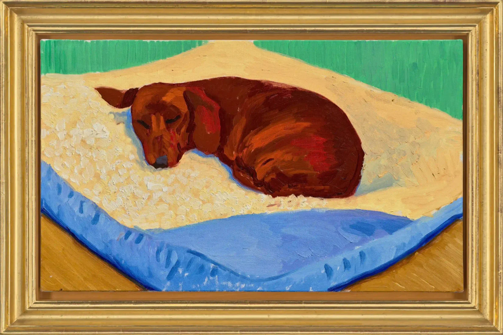 David Hockney'nin imzası niteliğindeki parlak renk paleti ve belirgin fırça darbeleriyle resmedilmiş, bej bir halı üzerinde uzanmış uyuklayan iki sevimli dachshund cinsi köpek, sanatçının sadık dostlarına olan derin sevgisini yansıtan sıcak bir ev ortamında huzurlu bir anı betimliyor.