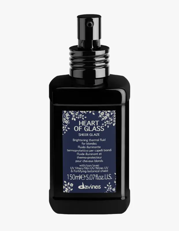 Marka Adı: Davines
Ürün Adı: Davines Heart of Glass Sheer Glaze Koruyucu Sprey
Ürün Cinsiyeti: Unisex
Ürün Tipi: Saç Spreyi
Ürün Sezonsallığı: Belirtilmemiş
Ürün Çeşidi: Sarı Saçlar İçin Isı ve UV Korumalı Parlaklık Veren Saç Bakım Spreyi
Ürün Özellikleri: Bu Davines Heart of Glass Sheer Glaze, sarı saçlar için özel olarak formüle edilmiş, parlaklık veren ve termal koruma sağlayan bir saç sıvısıdır. Saçı ısıya karşı korurken aynı zamanda UV filtreleri içerir ve bitkisel bir kalkanla saçı güçlendirir. 150 ml'lik pratik sprey şişesinde sunulan bu ürün, saç tellerine ışıltı katarken çevresel faktörlere karşı da koruma sağlar.
Öne Çıkan Detaylar:
- Sarı saçlar için özel olarak geliştirilmiş parlaklık veren formül
- Saçları ısıya karşı koruyan termal özellik
- UV filtreleri ile güneşin zararlı ışınlarına karşı koruma sağlar
- Saçı güçlendiren bitkisel içeriklerle zenginleştirilmiştir
- 150 ml hacimli pratik sprey şişesi
Kimler Kullanıyor?: Sarı saçlara sahip olan ve saçlarını ısı ile şekillendirme araçları kullanarak stilize edenler, saçlarını UV ışınlarının ve çevresel etkenlerin yıpratıcı etkilerinden korumak isteyenler bu ürünü tercih edebilir. Saçlarına parlaklık, pürüzsüzlük ve canlı bir görünüm kazandırmak, aynı zamanda güçlenmesine yardımcı olmak isteyen herkes için idealdir.
