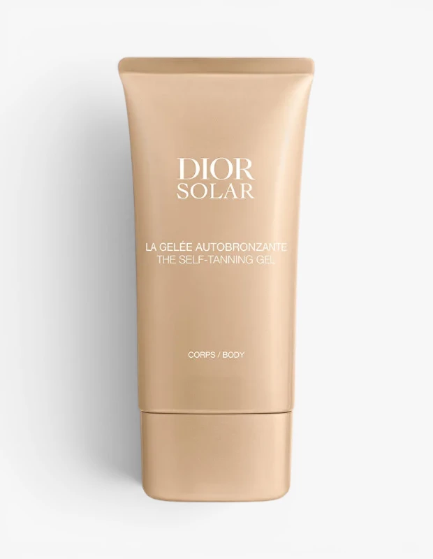Marka Adı: Dior
Ürün Adı: Dior SolarBody Self Tanning Gel Bronzlaştırıcı Krem
Ürün Cinsiyeti: Unisex
Ürün Tipi: Vücut Bronzlaştırıcı Jel
Ürün Sezonsallığı: Yazlık ve Dört Mevsim
Ürün Çeşidi: Güneşsiz Bronzlaştırıcı
Ürün Özellikleri: Dior Solar serisinin bir parçası olan bu vücut otobronzan jel, hafif ve duyulara hitap eden dokusuyla öne çıkar. Cilt üzerinde kolayca dağılarak iz bırakmaz ve uygulama sonrası durulama gerektirmeyen pratik bir kullanım sunar. Bronz tonlu zarif ambalajı ile de estetik bir görünüm vadeder.
Öne Çıkan Detaylar:
- Hafif jel dokusu
- Ciltte iz bırakmaz
- Durulama gerektirmez
Kimler Kullanıyor?: Güneşe maruz kalmadan sağlıklı, doğal ve sofistike bir bronzluk görünümü elde etmek isteyen, cilt sağlığına özen gösteren ve güneşe karşı hassasiyeti olan kişiler bu jeli tercih edebilir. Yoğun yaşam tarzına sahip olup yılın her döneminde tatilden yeni dönmüş gibi ışıltılı bir cilde sahip olmak isteyen, güzellik rutinlerinde pratik, etkili ve lüks çözümlere değer veren bireyler için idealdir.