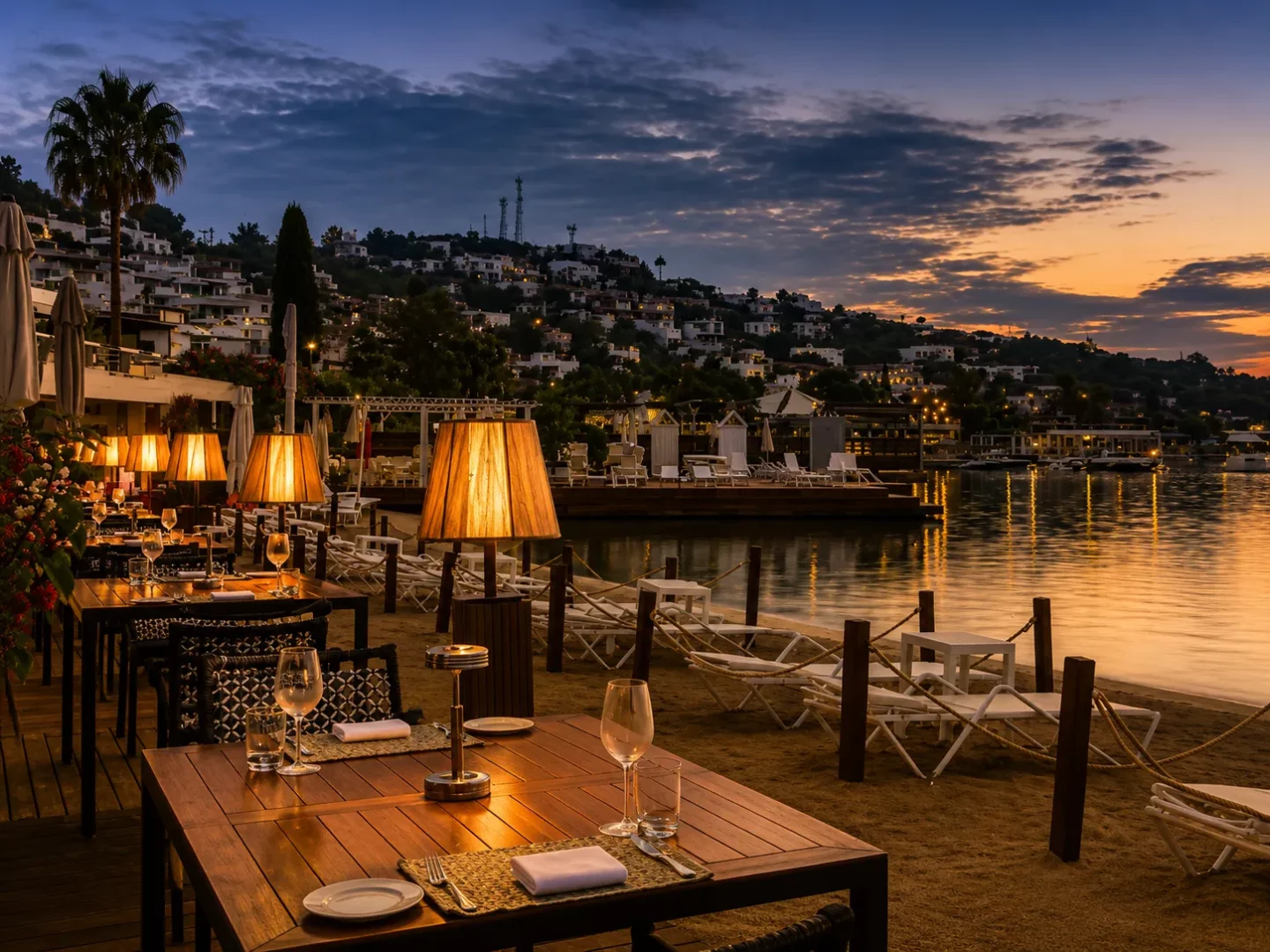 Divan Bodrum Göltürkbükü’nde özel plaj, iskele, şezlonglar ve sakin deniz manzarası