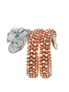 Pırlantalarla bezenmiş yılan başlı, gözleri zümrüt detaylı ve rose gold gövdesi de elmaslarla işlenmiş, şık bir Bulgari Serpenti bilezik saat, Dua Lipa'nın düğün stiline yakışacak lüks ve ihtişamlı mücevherlerin bir örneği olarak dikkat çekiyor.