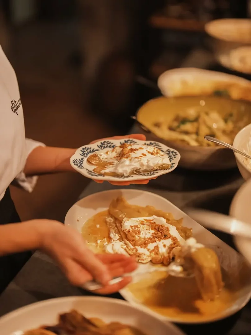 Alaçatı'nın en iyi mekanları arasında yer alan Eflatun Alaçatı'da, kaymak ve fındıkla servis edilen geleneksel şerbetli tatlının özenli sunumu, mekanın ev sıcaklığındaki gastronomi deneyimini yansıtıyor.
