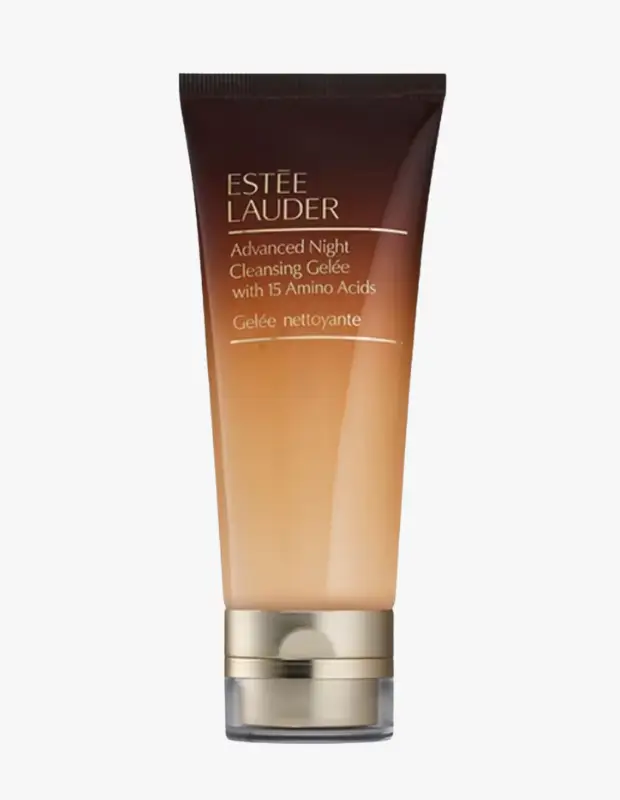 Marka Adı: Estee Lauder
Ürün Adı: Estee Lauder Unisex Advanced Night Cleansing Gelée
Ürün Cinsiyeti: Unisex
Ürün Tipi: Temizleme Jeli
Ürün Sezonsallığı: Belirtilmemiş
Ürün Çeşidi: Gece Temizleyicisi
Ürün Özellikleri: Bu Estee Lauder Advanced Night Cleansing Gelée, 15 amino asit ile zenginleştirilmiş, nazik ve su bazlı bir temizleme jelidir. Özellikle akşam rutinleri için tasarlanmış olup cildi makyaj kalıntılarından, kirden ve çevresel etkenlerden arındırırken cildin doğal bariyerini destekler. Jelée dokusu sayesinde cilde ağırlık yapmadan derinlemesine temizlik sağlayarak sonraki cilt bakım adımları için pürüzsüz bir zemin hazırlar ve cildin gece boyunca yenilenmesine katkıda bulunur. Şık, koyu kahveden kehribara geçişli bir tüp ambalajda, metalik altın rengi bir kapakla sunulur.
Öne Çıkan Detaylar:
- 15 amino asit içeriğiyle cildi besler
- Nazik ve su bazlı jelée dokusuyla derinlemesine temizlik sağlar
- Akşam bakım rutinlerinde cildi yenilenmeye hazırlar
Kimler Kullanıyor?: Cilt bakımında derinlemesine temizliğe ve gece onarımına önem veren, sağlıklı ve ışıltılı bir cilt görünümü hedefleyen herkes için uygun olan bu ürün, çift aşamalı temizlik rutinlerinin ikinci adımında nazik ama etkili bir arındırma arayanların favorisidir. Cildini besleyici içeriklerle desteklemeyi ve gece boyunca kendini yenilemeye hazırlamayı tercih edenler bu jelée temizleyiciyi rutinlerine kolayca dahil edebilirler.