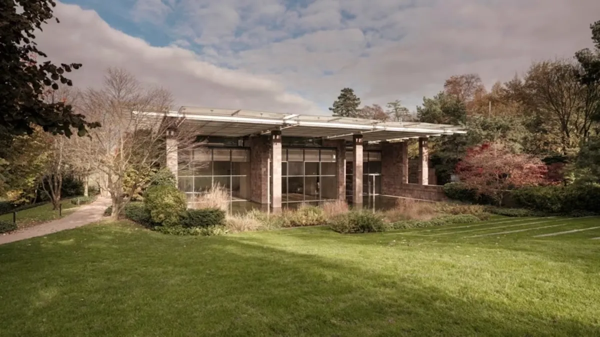 Basel gezilecek yerler rotasında Fondation Beyeler’in modern cam cephesi, yansıma havuzu, park alanı ve doğal peyzajıyla görülüyor.