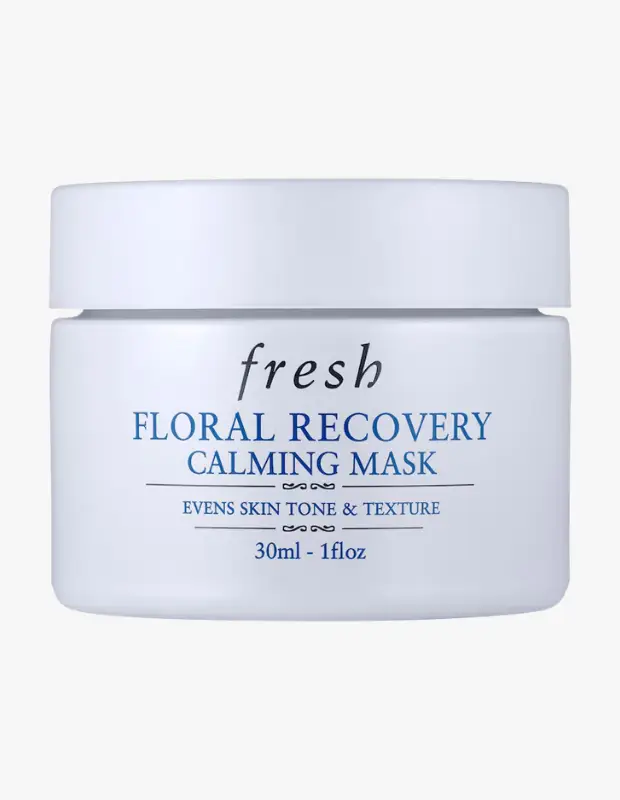Marka Adı: Fresh
Ürün Adı: Fresh Unisex Floral Recovery Calming Mask
Ürün Cinsiyeti: Unisex
Ürün Tipi: Maske
Ürün Sezonsallığı: Yaz
Ürün Çeşidi: Yatıştırıcı ve Onarıcı Gece Maskesi
Ürün Özellikleri: Fresh Floral Recovery Calming Mask, 30ml (1 fl oz) hacimli, cildi gece boyunca derinlemesine onarmak ve yatıştırmak için özel olarak formüle edilmiş bir maskedir. C vitamini ve nemlendirici bileşenlerle zenginleştirilmiş bu formül, cilt tonu eşitsizliklerini gidermeye, cilt dokusunu pürüzsüzleştirmeye ve donuk görünümü azaltmaya yardımcı olur. Düzenli kullanımda, sabaha daha dinlenmiş, canlı ve aydınlık bir ciltle uyanmayı destekler.
Öne Çıkan Detaylar:
- Cilt tonunu ve dokusunu eşitlemeye yardımcı olur.
- Yatıştırıcı formülü ile cildi rahatlatır ve onarır.
- C vitamini içeren yapısı sayesinde gece boyunca ışıltılı ve canlı bir cilt görünümünü destekler.
Kimler Kullanıyor?: Cilt tonunda eşitsizlik, yorgunluk ve donukluk yaşayan, gece rutininde cildini yatıştırarak yenilemek ve sabahları daha canlı, parlak bir görünümle uyanmak isteyen herkes bu maskeyi tercih edebilir. Özellikle yaz aylarında cildinin ışıltısını korumak ve desteklemek isteyenler için idealdir.