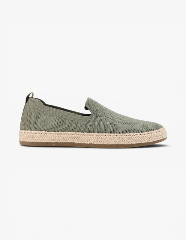 Marka Adı: Geox
Ürün Adı: Geox Erkek Pantelleria Espadril
Ürün Cinsiyeti: Erkek
Ürün Tipi: Espadril
Ürün Sezonsallığı: Yazlık
Ürün Çeşidi: Örme Kumaş Slip-on Espadril
Ürün Özellikleri: Bu erkek espadril ayakkabı, nefes alabilen ve esnek örme kumaş sayası sayesinde yaz sıcaklarında ayaklara maksimum hava akışı ve konfor sunar. Klasik espadril görünümünü yansıtan, doğal hasır örgülü jüt detaylı orta tabanı ile estetik bir görünüm sağlarken, altındaki ince kauçuk dış taban yere tutuş ve dayanıklılık katar. Bağcıksız, slip-on (kaydırmalı) tasarımı sayesinde kolayca giyilip çıkarılabilirken, topuk kısmındaki küçük çekme bandı pratik kullanım imkanı sunar. Haki/adaçayı yeşili tonlarındaki rengi ve minimalist çizgisiyle casual ve smart-casual yaz kombinlerine zahmetsizce uyum sağlar.
Öne Çıkan Detaylar:
- Yaz aylarında serin ve rahat kalmayı sağlayan hava alan örme kumaş saya.
- Geleneksel espadril stilini yansıtan dekoratif jüt detaylı hasır taban.
- Hızlı ve pratik giyim imkanı sunan slip-on tasarım ve topukta çekme bandı.
Kimler Kullanıyor?: Yaz aylarında konforu ve doğal şıklığı ön planda tutan, rahat ama bir o kadar da stil sahibi görünmek isteyen bireyler bu espadrili tercih edebilir. Şehirde günlük kullanımdan sahil kasabası gezintilerine, arkadaşlarla buluşmalardan gündelik bahçe davetlerine kadar birçok farklı ortamda, keten pantolonlar, şortlar veya hafif takımlarla zahmetsizce kombinleyerek zarif ve rahat bir stil yakalamak isteyen herkesin favorisi olacaktır.