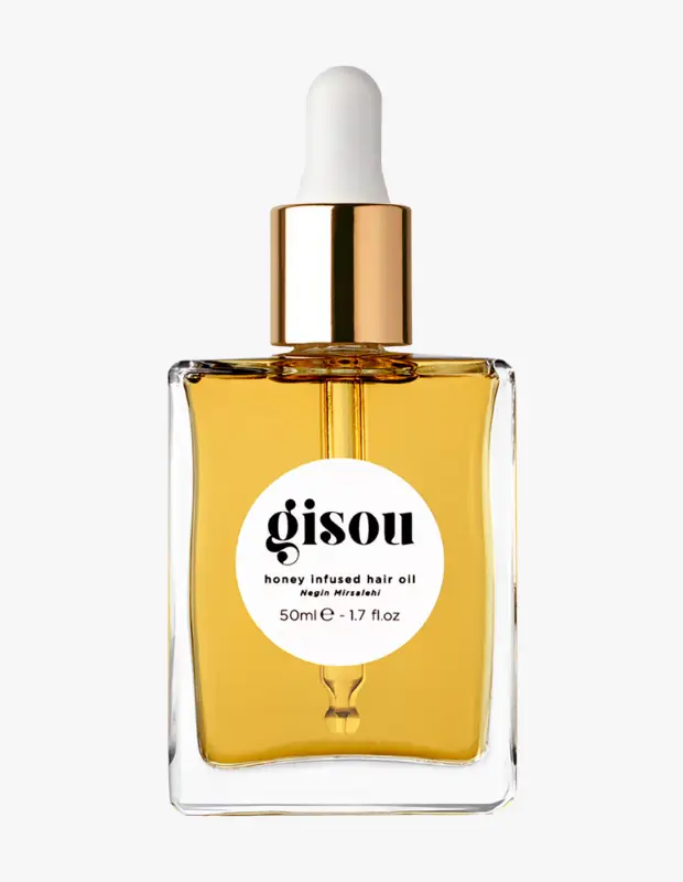 Marka Adı: Gisou
Ürün Adı: Gisou Unisex Honey Infused Hair Oil
Ürün Cinsiyeti: Unisex
Ürün Tipi: Saç Bakım Yağı
Ürün Sezonsallığı: Belirtilmemiş
Ürün Çeşidi: Saç Yağı
Ürün Özellikleri: Bu ürün, şeffaf, dikdörtgen formda cam bir şişede sunulan, bal rengi, besleyici bir saç bakım yağıdır. Ürün etiketinde Gisou markası, Negin Mirsalehi imzası ve bal özü ile zenginleştirilmiş olduğu açıkça belirtilmiştir. 50 ml (1.7 fl.oz) hacme sahip olup, altın renkli kapak ve hijyenik uygulama sağlayan beyaz damlalıklı aplikatörüyle kullanıcı dostu bir tasarıma sahiptir. Saç tellerine nem dengesi sağlamak, egzotik bir ışıltı kazandırmak ve kabarmayı kontrol altına almak üzere formüle edilmiştir.
Öne Çıkan Detaylar:
- Bal özü içeren özel formülasyonu
- Damlalıklı şık ve minimalist cam şişe tasarımı
- Saça yoğun nem ve parlaklık kazandırma özelliği
Kimler Kullanıyor?: Doğal saç güzelliğini benimseyen, seyahatlerinde saç bakım rutinlerine özen gösteren ve farklı iklim koşullarına karşı saçlarını korumak isteyen kişiler için idealdir. Özellikle nemli ortamlarda saçlarının nem dengesini korumak, kabarmasını kontrol altına almak ve egzotik bir ışıltı katmak isteyenler bu ürünü tercih edebilir. Minimalist ve doğal görünümleri modern bir dokunuşla birleştirmeyi seven, zahmetsiz şıklığı benimseyen herkesin bakım rutinine kolayca dahil edebileceği çok yönlü bir üründür.