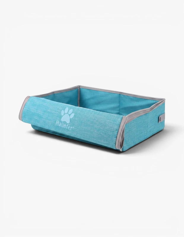 Marka Adı: Halinfer
Ürün Adı: Halinfer Taşınabilir Kedi Kum Kutusu
Ürün Cinsiyeti: Belirtilmemiş
Ürün Tipi: Kedi Kum Kutusu
Ürün Sezonsallığı: Belirtilmemiş
Ürün Çeşidi: Katlanabilir Seyahat Tipi Kedi Tuvaleti
Ürün Özellikleri: Turkuaz renkte, dayanıklı kumaş malzemeden üretilmiş bu kedi kum kutusu, gri kenar detayları ve ön yüzünde yer alan sevimli pati izi logosuyla dikkat çekmektedir. Tamamen katlanabilir yapısı sayesinde kolayca taşınabilir ve yerden tasarruf sağlayarak depolanabilir. İç yüzeyi su geçirmez bir astar ile kaplı olup, hijyenik ve pratik bir temizlik imkanı sunar. Bir tarafındaki alçak giriş bölümü, kedilerin rahatça girip çıkabilmesini sağlayacak şekilde tasarlanmıştır. Hem ev içi kullanım hem de seyahatler için ideal, fonksiyonel bir çözümdür.
Öne Çıkan Detaylar:
- Katlanabilir ve kompakt tasarımıyla kolay taşınabilirlik ve depolama
- Su geçirmez iç astarı sayesinde yüksek hijyen ve pratik temizlik
- Kedilerin rahat kullanımı için alçaltılmış giriş kenarı
Kimler Kullanıyor?: Evcil hayvanlarıyla sıkça seyahat edenler, tekne tatili yapanlar veya kamp gibi açık hava aktivitelerine katılan kedi sahipleri için idealdir. Küçük yaşam alanlarına sahip olup yerden tasarruf etmek isteyenler, kedilerinin tuvalet ihtiyaçları için pratik, kolay temizlenebilir ve hijyenik bir çözüm arayan herkes bu ürünü tercih edebilir.