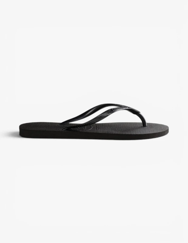 Marka Adı: Havaianas
Ürün Adı: Havaianas Kadın Slim Terlik
Ürün Cinsiyeti: Kadın
Ürün Tipi: Terlik
Ürün Sezonsallığı: Yaz
Ürün Çeşidi: Parmak Arası Terlik
Ürün Özellikleri: Havaianas markasının ikonik tasarımını yansıtan bu kadın terliği, esnek ve dayanıklı kauçuk malzemeden üretilmiştir. Klasik parmak arası yapısıyla konforlu bir kullanım sunarken, ince ve zarif bantları minimalist bir şıklık katar. Bant üzerinde kabartma Havaianas logosu bulunur. Tabanındaki özel doku, ayaklara ekstra tutuş ve rahatlık sağlarken, hafif yapısı sayesinde uzun süreli kullanımlarda bile ayağı yormaz. Zamansız siyah rengiyle her türlü yaz kombinine kolayca uyum sağlar.
Öne Çıkan Detaylar:
- İnce ve zarif bant tasarımı
- Bant üzerinde kabartma Havaianas logosu
- Konfor ve kaymazlık sağlayan dokulu taban yüzeyi
Kimler Kullanıyor?: Bu terlik, günlük rahatlığından ödün vermek istemeyen ancak stil sahibi görünümleri tercih eden herkes için idealdir. Sahilde, havuz kenarında veya şehirde casual kombinlerle rahatça kullanılabilecek, zamansız ve pratik bir seçim arayanlar tarafından beğenilir. Minimalist ve fonksiyonel parçaları gardırobuna dahil etmeyi seven, konforu ve şıklığı bir arada arayan bireylerin favorisidir.