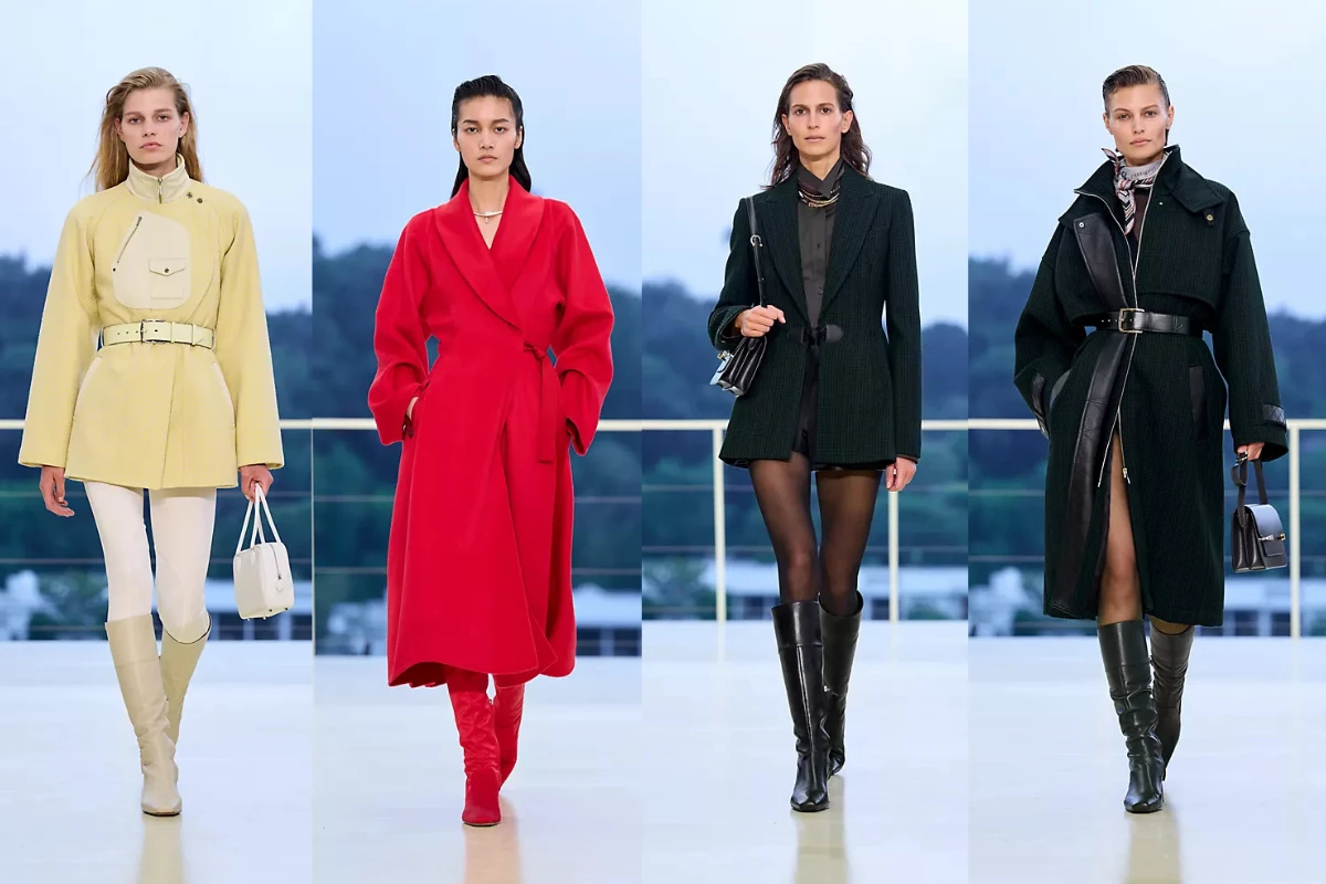 Hermès Resort 2027 Sonbahar-Kış koleksiyonundan dört model, Los Angeles'ın Bel Air tepelerindeki açık havada kurulan podyumda, sarı, canlı kırmızı ve koyu yeşil tonlarındaki kemerli deri ve yün kabanlar, uzun çizmeler ve zarif çantalarla markanın akışkan ve güçlü kadın siluetlerini sergiliyor.