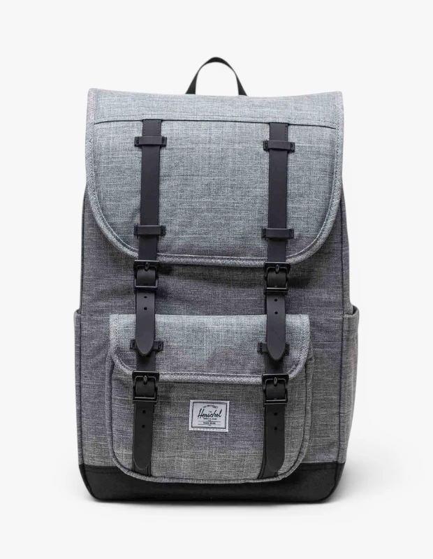Marka Adı: Herschel
Ürün Adı: Herschel Erkek Little America Mid Sırt Çantası
Ürün Cinsiyeti: Erkek
Ürün Tipi: Sırt Çantası
Ürün Sezonsallığı: Belirtilmemiş
Ürün Çeşidi: Seyahat Sırt Çantası
Ürün Özellikleri: Gri melanj görünümlü, dayanıklı bir kumaştan üretilen bu sırt çantası, klasik rucksack tasarımını modern bir dokunuşla birleştirir. Ana bölmesi büzgülü bir ağız açıklığına ve üstten kapaklı bir kapanışa sahiptir; bu kapak iki adet siyah, sentetik deri görünümlü tokalı kayışla sabitlenir. Çantanın ön kısmında, yine tokalı kayışlarla kapanan kullanışlı bir cep bulunur ve üzerinde Herschel marka logosu yer alır. Taban kısmı ve tüm kayışlar siyah renkli olup, gri ana gövdeyle kontrast yaratarak şık bir görünüm sunar. Ergonomik omuz askıları ve geniş iç hacmi sayesinde şehir içi kullanımdan kısa seyahatlere kadar konforlu bir taşıma deneyimi sağlar.
Öne Çıkan Detaylar:
- Klasik rucksack estetiği sunan gri melanj ve siyah renk kombinasyonu
- Güvenli büzgülü ana bölme ve tokalı kapak tasarımı
- Tokalı kapaklı ön cep ile kolay erişilebilir ek depolama alanı
- Herschel marka logosu detayı ve dayanıklı kumaş yapısı
Kimler Kullanıyor?: Gündelik yaşamında, şehir keşiflerinde veya kısa seyahatlerinde eşyalarını düzenli ve güvenli bir şekilde taşırken stilinden ödün vermek istemeyenler için idealdir. Fonksiyonelliği şıklıkla birleştiren, hareketli bir yaşam tarzına sahip, teknolojik cihazlarını güvenle taşımayı önemseyen ve dayanıklı, konforlu bir yol arkadaşı arayan kişiler bu çantayı tercih eder. Modern detaylarla klasik çizgileri bir arada arayan herkesin tarzına kolayca uyum sağlar.
