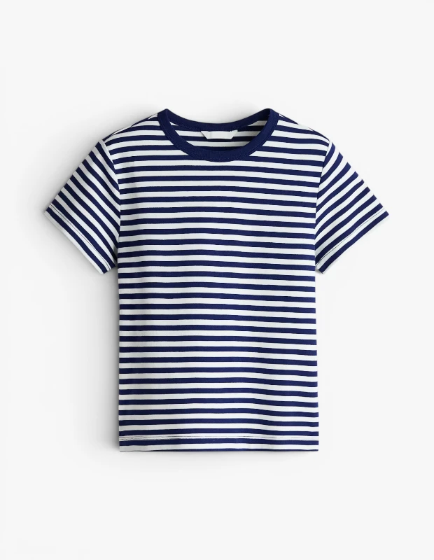 Marka Adı: H&M
Ürün Adı: H&M Kadın Çizgili T-Shirt
Ürün Cinsiyeti: Kadın
Ürün Tipi: Tişört
Ürün Sezonsallığı: İlkbahar/Yaz
Ürün Çeşidi: Çizgili Tişört
Ürün Özellikleri: Yumuşak pamuklu kumaştan üretilmiş bu tişört, lacivert ve beyaz renklerde düzenli yatay çizgili desene sahiptir. Klasik yuvarlak yakası ve kısa kollu rahat kesimi ile günlük giyim için idealdir. Hafif ve nefes alabilen yapısıyla sıcak havalarda konfor sunar.
Öne Çıkan Detaylar:
- Zamansız lacivert-beyaz denizci çizgileri
- Rahat ve standart kesim
- Yumuşak, nefes alabilen pamuklu kumaş
Kimler Kullanıyor?: Klasik ve rahat giyim tarzını benimseyen, günlük şıklığı zahmetsizce yakalamak isteyen herkes için idealdir. Zamansız parçalarla kombin yapmayı seven, bahar ve yaz aylarında hem konforu hem de stil sahibi görünümü önemseyen kişilerin gardırobunda yerini alacaktır. Şehirde veya tatilde, spor ve şık görünümleri bir araya getirmeyi sevenler tercih edebilir.