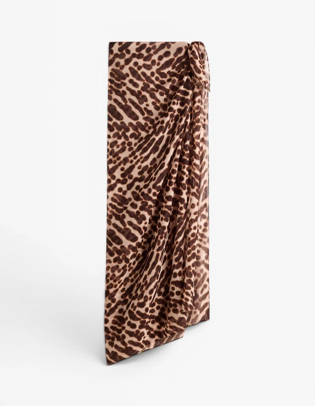 Marka Adı: H&M
Ürün Adı: H&M Kadın Leopar Desenli Pareo
Ürün Cinsiyeti: Kadın
Ürün Tipi: Pareo
Ürün Sezonsallığı: Yaz
Ürün Çeşidi: Leopar desenli sarong pareo
Ürün Özellikleri: Hafif ve akışkan yapıda, yarı şeffaf kumaştan üretilmiş, bej zemin üzerine kahverengi tonlarında leopar deseniyle dikkat çeken bir pareodur. Yan tarafındaki özel büzgü ve bağlama detayı sayesinde vücuda sarılarak şık bir sarong etek görünümü sunar ve farklı bağlama stillerine olanak tanır. Plaj giyimine modern ve göz alıcı bir dokunuş katmak üzere tasarlanmıştır.
Öne Çıkan Detaylar:
- Vahşi ve modern leopar deseni
- Hafif, akışkan ve yarı şeffaf kumaş yapısı
- Yan büzgü ve bağlama detayı ile çok yönlü kullanım
Kimler Kullanıyor?: Tatil gardırobuna stil ve rahatlık katmak isteyen, plajda ve resort ortamlarında şıklığından ödün vermeyen kadınlar için idealdir. Modayı takip eden, hayvan desenlerini günlük ve tatil kombinlerinde kullanmaktan hoşlanan, mayosunu tamamlayıcı ve aynı zamanda farklı bağlama şekilleriyle kişiselleştirebileceği çok yönlü bir parça arayan herkes bu pareoyu tercih edebilir.