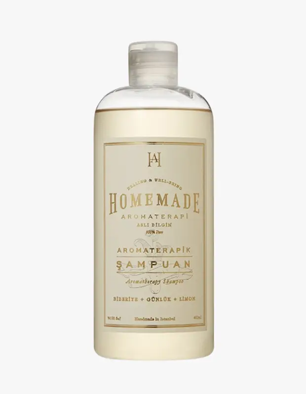 Marka Adı: Homemade
Ürün Adı: Homemade Unisex Aromaterapik Şampuan Biberiye Günlük Limon
Ürün Cinsiyeti: Unisex
Ürün Tipi: Şampuan
Ürün Sezonsallığı: Yaz
Ürün Çeşidi: Aromaterapik
Ürün Özellikleri: Bu 400 ml'lik Homemade Aromaterapik Şampuan, şeffaf plastik şişesi ve beyaz kapaklı minimalist tasarımıyla öne çıkar. İçeriğindeki biberiye, günlük ve limon özleri sayesinde aromaterapik bir deneyim sunarken, yüzde 100 saf ve temiz içerik anlayışıyla formüle edilmiştir. İstanbul'da el yapımı olarak üretilen bu özel şampuan, saçın doğal yapısını destekleyen, nefes alan bir doku vaat eder ve ağır kimyasallar ile sabitleyiciler içermeyen doğa dostu yapısıyla saçları taze ve dingin tutmaya yardımcı olur.
Öne Çıkan Detaylar:
- Biberiye, günlük ve limon esansiyel yağları içeren aromaterapik formül.
- Ağır kimyasallar ve sabitleyiciler içermeyen, %100 saf ve doğa dostu temiz içerik.
- Saçın doğal dokusunu koruyarak taze, dingin ve sağlıklı bir görünüm kazandırması.
Kimler Kullanıyor?: Doğal ve sadeleşmiş güzellik rutinlerini benimseyen, saç bakımında kimyasal içermeyen, saf ve doğa dostu içerikleri tercih eden kişiler bu şampuanı kullanıyor. İçsel dinginliği ve iyi oluşu önemseyen, wellness odaklı bir yaşam tarzına sahip olanlar ile saçlarının kendi doğal dokusunu korumayı, taze ve canlı tutmayı arzulayan herkes için idealdir. El yapımı ürünlerin zanaatkarlığına değer verenler de bu özel formülü tercih edebilir.