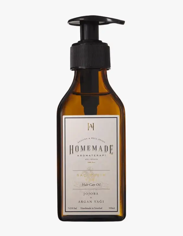 Marka Adı: Homemade Aromaterapi
Ürün Adı: Homemade Aromaterapi Jojoba ve Argan Yağlı Bitkisel Saç Bakım Yağı
Ürün Cinsiyeti: Belirtilmemiş
Ürün Tipi: Saç Bakım Yağı
Ürün Sezonsallığı: Belirtilmemiş
Ürün Çeşidi: Bitkisel Saç Bakım Yağı (Jojoba ve Argan Yağlı)
Ürün Özellikleri: Bu ürün, 100ml hacimli, siyah pompalı pratik bir amber cam şişede sunulan, jojoba ve argan yağları ile zenginleştirilmiş %100 saf bitkisel bir saç bakım yağıdır. Saç derisini derinlemesine besleyerek kıl foliküllerini güçlendirir, saç derisindeki sebum dengesini düzenlemeye yardımcı olur ve saç dökülmesini önlemeyi hedefler. Saç tellerinin daha hızlı, gür ve sağlıklı uzamasını desteklerken, kuruluk ve pullanma gibi saç derisi sorunlarına karşı etkilidir. İstanbul'da el yapımı olarak üretilmiştir.
Öne Çıkan Detaylar:
- Jojoba ve Argan yağları ile zenginleştirilmiş %100 saf ve bitkisel formül
- Saç derisi sağlığını destekleyerek sağlıklı uzamayı teşvik eder
- Siyah pompalı, pratik kullanımlı amber cam şişe
Kimler Kullanıyor?: Doğal ve bitkisel içeriklerle saç bakımına özen gösteren, saç dökülmesi, kuruluk veya pullanma gibi saç derisi sorunlarına çözüm arayan ve saçlarının daha sağlıklı, gür ve hızlı uzamasını isteyen kişiler bu ürünü tercih edebilir. İçeriğindeki saf jojoba ve argan yağlarının besleyici gücünden faydalanmak isteyen, el yapımı ürünleri ve markanın şeffaf üretim anlayışını benimseyen herkes için uygundur.
