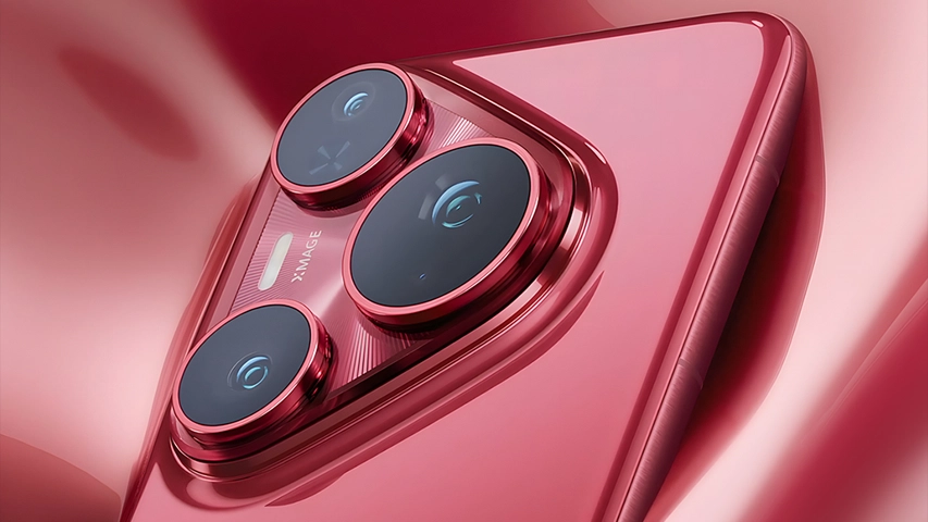 Parlak kırmızı renkli Huawei Pura 80 Ultra akıllı telefonun arka kapağındaki üçlü kamera modülü, ovalimsi tasarımı ve X-IMAGE logosuyla açılı bir şekilde detaylıca gösteriliyor, lenslerin etrafındaki metalik parlak kenarlar dikkat çekiyor.