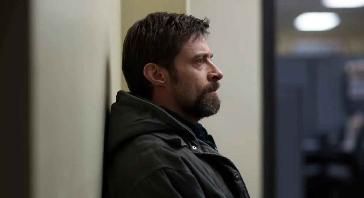Hugh Jackman'ın Prisoners filmindeki Keller Dover performansıyla bağdaşan bu yakın planda, koyu renk kışlık ceketi ve sakallı yüzüyle sağa bakan aktörün gözlerinde kızını kaybetmenin getirdiği derin ıstırap ve kontrolsüz öfke net bir şekilde hissediliyor.