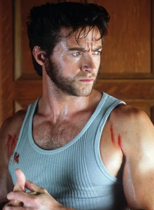 Hugh Jackman'ın, omuzlarında pençe izleri taşıyan kirli atleti ve alnındaki kararlı, terli ifadesiyle ikonik Wolverine karakterini canlandırdığı bu çarpıcı an, aksiyon dolu Hugh Jackman filmleri kariyer basamaklarının en belirleyici ve akılda kalıcı performanslarından birini özetliyor.