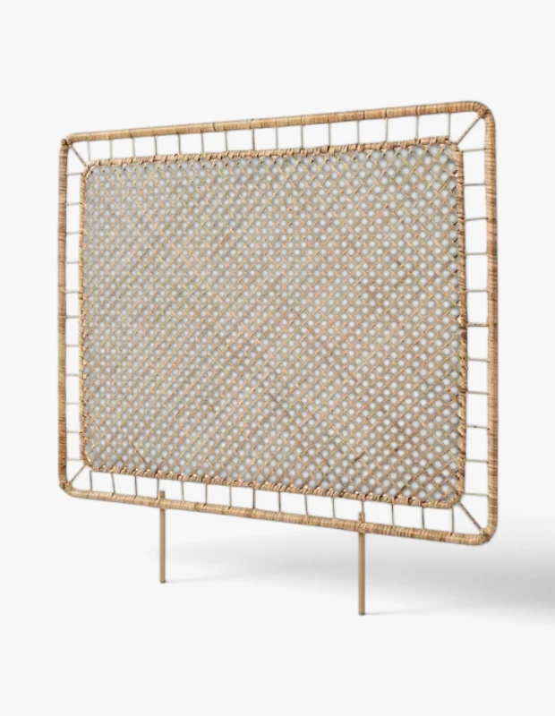 Marka Adı: Ikea
Ürün Adı: Ikea Hasır Yatak Başı
Ürün Cinsiyeti: Belirtilmemiş
Ürün Tipi: Yatak Başı
Ürün Sezonsallığı: Her Mevsim
Ürün Çeşidi: Belirtilmemiş
Ürün Özellikleri: Bu dikdörtgen formlu yatak başı, yuvarlatılmış köşeleri ve özenle örülmüş doğal hasır dokusuyla yatak odalarına sıcak ve davetkar bir atmosfer katıyor. El işçiliği hissiyatı uyandıran bu ürün, doğal elyaflardan oluşan çerçevesi ve ana paneliyle dikkat çekiyor. Alt kısmında yer alan zarif, ince metal ayaklar modern bir dokunuş sağlarken, yatak başının genel hafif ve ferah görünümünü destekliyor. Özellikle coastal, bohem ve doğal tarz dekorasyonları tamamlamak için ideal bir parçadır.
Öne Çıkan Detaylar:
- Doğal ve el örgüsü hasır dokusu
- Modern bir kontrast sağlayan ince metal ayaklar
- Yuvarlatılmış köşelere sahip dikdörtgen ve yalın tasarım
Kimler Kullanıyor?: Yatak odasında sade, huzurlu ve doğal bir estetik arayanlar için tasarlanmıştır. Sahil evi, bohem veya İskandinav gibi doğal dokuların ve ferahlığın ön planda olduğu dekorasyon stillerini benimseyen, yaşam alanlarına sıcaklık ve özgünlük katmak isteyen bireyler için uygun bir seçimdir.