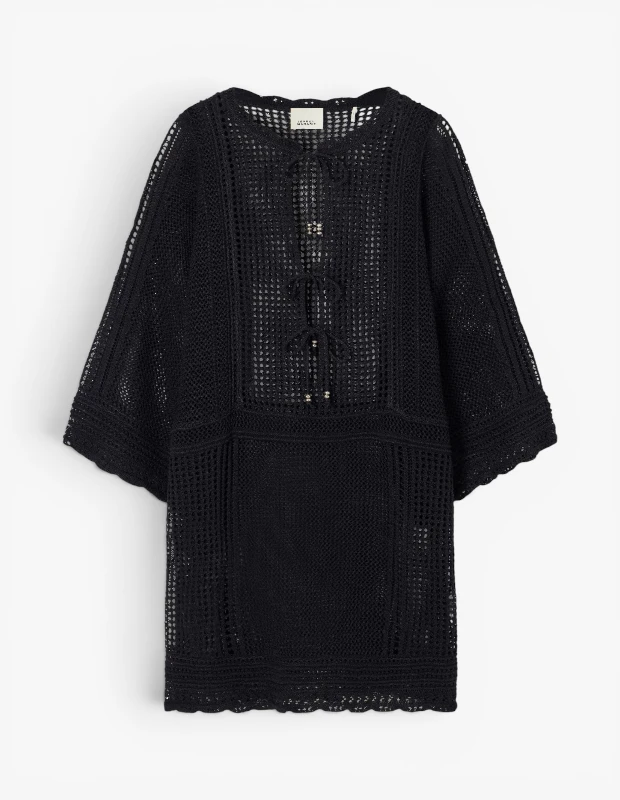 Marka Adı: Isabel Marant
Ürün Adı: Isabel Marant Kadın Metina Kroşe Pareo
Ürün Cinsiyeti: Kadın
Ürün Tipi: Pareo Elbise
Ürün Sezonsallığı: Yaz
Ürün Çeşidi: Kroşe Pareo
Ürün Özellikleri: Siyah renkte, kroşe örgü tekniğiyle üretilmiş, diz üstü boyda bir pareo elbise formundadır. Geniş, yarasa kolları ve bisiklet yakası bulunur. Üst gövde kısmında, ön tarafta küçük ilmiklerle bağlanmış üç adet bağlama detayı yer alır. Alt etek kısmında ve yan panellerde farklı sıklıkta örgü dokularıyla zenginleştirilmiş, hafif transparan ve havadar bir stil sunar.
Öne Çıkan Detaylar:
- Kroşe örgü yapısı
- Ön kısımdaki dekoratif bağlama detayları
- Geniş ve dökümlü kısa kollu tasarım
Kimler Kullanıyor?: Plajdan şehir kombinlerine uzanan çok yönlü ve stil sahibi parçaları gardırobuna eklemek isteyenler için idealdir. Tatillerde şıklığından ödün vermeden rahatlık arayan, giyiminde doku ve detay farkı yaratmayı seven, modern ve havadar bir resort stilini benimseyen herkes bu pareo elbiseyi tercih edebilir.