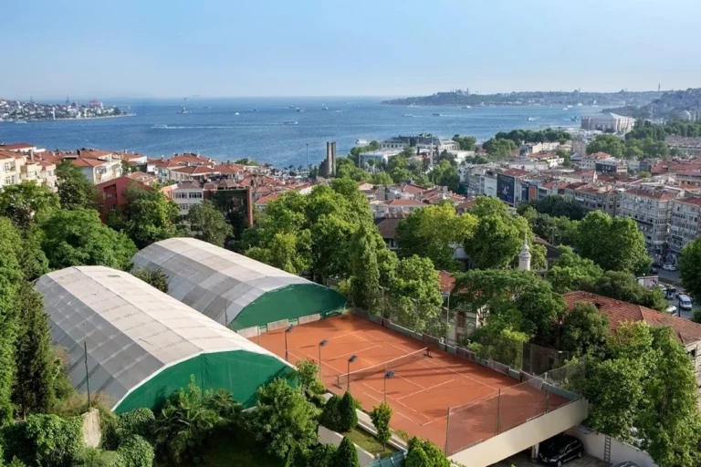 İstanbul’da Tenis Oynanacak Yerler: Boğaz Manzaralı Kortlardan Kulüp Tesislerine