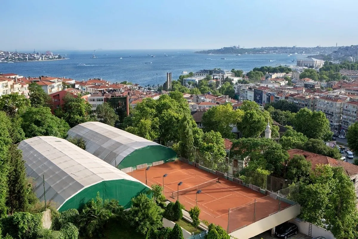 İstanbul'da Tenis Oynanacak Yerler: Boğaz Manzaralı Kortlardan Kulüp Tesislerine