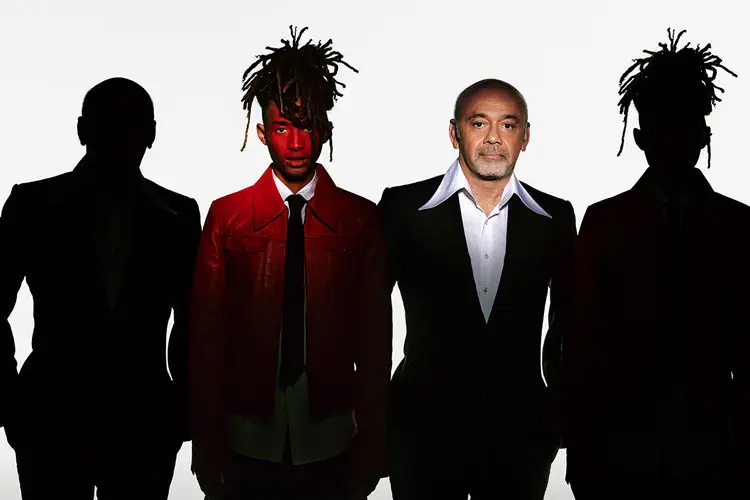Jaden Smith'in yüzü kırmızıya boyanmış, kırmızı ceketli, Christian Louboutin'in ise siyah takım elbiseli olarak göründüğü, iki yanında takım elbiseli, siluet halinde iki figürün daha bulunduğu, beyaz bir stüdyo fonunda çekilmiş dikkat çekici bir fotoğraf.