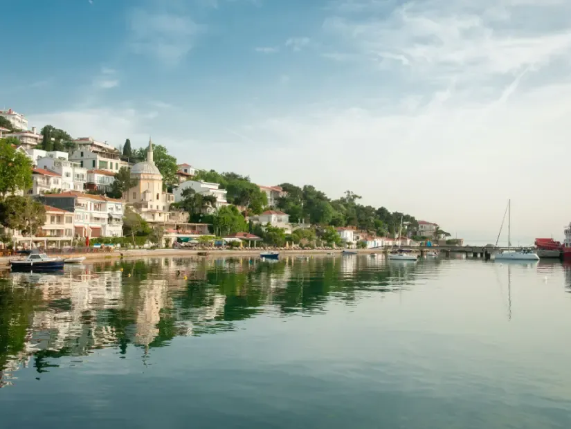 Masmavi suların yemyeşil tepelerle buluştuğu bu huzurlu sahil kasabası, beyaz evlerin, belirgin minareli caminin ve demirli teknelerin suya yansıyan pitoresk manzarasıyla Türkiye'nin kalbinden bir kesit sunuyor.