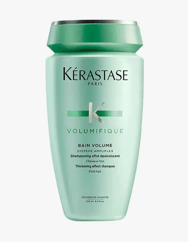 Marka Adı: Kérastase
Ürün Adı: Kérastase Volumifique Bain Volume
Ürün Cinsiyeti: Belirtilmemiş
Ürün Tipi: Şampuan
Ürün Sezonsallığı: Belirtilmemiş
Ürün Çeşidi: Hacim Veren Şampuan
Ürün Özellikleri: Kérastase Volumifique Bain Volume, ince telli saçlara özel olarak geliştirilmiş, hacim ve dolgunluk kazandıran bir şampuandır. 250 ml'lik zarif, açık yeşil ambalajında sunulan bu ürün, Système Ampliflex teknolojisi sayesinde saç tellerine güç ve esneklik katarak daha gür ve canlı bir görünüm sağlamayı hedefler. Saçı ağırlaştırmadan kökten uca besler ve stil sahibi, modern bir duruş için ideal bir temel oluşturur.
Öne Çıkan Detaylar:
- İnce telli saçlara özel hacim ve dolgunluk kazandırır.
- Système Ampliflex teknolojisi ile saç tellerini destekler.
- Kérastase kalitesiyle profesyonel saç bakımı sunar.
Kimler Kullanıyor?: Saçlarına ekstra hacim ve dolgunluk katmak isteyen, ince telli saç tipine sahip kişiler için idealdir. Özellikle şehir hayatının dinamizmine ayak uydururken saçlarının gün boyu hacimli ve canlı görünmesini arzu eden, hem modern bir stil hem de pratik bir bakım rutini tercih eden herkes bu şampuandan faydalanabilir. Saçlarına profesyonel bir dokunuş katmak isteyenler ve seyahatlerinde dahi saç bakımından ödün vermek istemeyenler için vazgeçilmez bir üründür.
