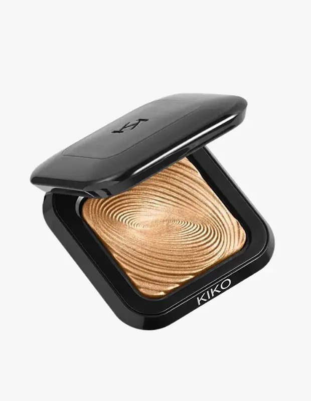 Marka Adı: Kiko Milano
Ürün Adı: Kiko Milano New Water Eyeshadow
Ürün Cinsiyeti: Belirtilmemiş
Ürün Tipi: Göz Farı
Ürün Sezonsallığı: Yaz
Ürün Çeşidi: Tekli Fırınlanmış Göz Farı
Ürün Özellikleri: Bu ürün, zarif siyah bir kompakt ambalaj içinde sunulan, bronz-altın tonlarında, fırınlanmış tekli bir göz farıdır. Farın yüzeyindeki özgün konsantrik dalgalı desen, ürünün kalitesini ve estetiğini ön plana çıkarır. Yoğun metalik ışıltısıyla dikkat çeken bu far, göz kapaklarına anında canlı ve lüks bir yaz dokunuşu katarak bakışlara derinlik verir. Özel formülü sayesinde kuru kullanıldığında parlak ve ışıltılı bir bitiş, ıslak kullanıldığında ise daha yoğun, adeta ıslak görünümlü ve ayna efekti veren bir yansıma sunar. Özellikle bronz ten makyajlarıyla mükemmel uyum sağlayarak, sezonun trendi olan çok boyutlu ve ışıltılı göz makyajı görünümleri yaratmak için idealdir.
Öne Çıkan Detaylar:
- Bronz-altın yansımalı, metalik ve ışıltılı bitiş.
- Fırınlanmış yapısı sayesinde kuru veya ıslak uygulama imkanı.
- Ürünün yüzeyindeki benzersiz dalgalı desen.
Kimler Kullanıyor?: Yaz aylarında makyajına ışıltılı ve dinamik bir dokunuş katmak isteyenler, bronz ten görünümlerini metalik ve parlak gözlerle tamamlamayı sevenler için idealdir. Bakışlarında lüks ve nemli bir etki arayan, sezonun trendi olan çok boyutlu ve ıslak görünümlü göz makyajlarını tercih eden, stil sahibi herkes bu farı rahatlıkla kullanabilir.