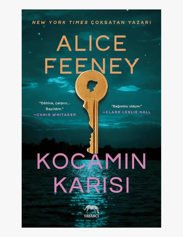 Alice Feeney'nin çok satan romanı Kocamın Karısı'nın Yabancı Yayınları tarafından yayımlanan gizemli kapağında, yıldızlı koyu gece gökyüzü ve suya yansıyan parıltılı ışıklar arasında, anahtar deliği kadın silüeti şeklinde olan altın renkli bir anahtar belirgin şekilde duruyor.