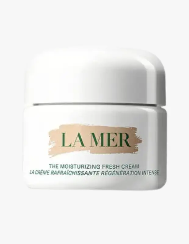 Marka Adı: La Mer
Ürün Adı: La Mer The Moisturizing Fresh Cream
Ürün Cinsiyeti: Unisex
Ürün Tipi: Nemlendirici Yüz Kremi
Ürün Sezonsallığı: Her Mevsim
Ürün Çeşidi: Kuru Cilt Bakım Kremi
Ürün Özellikleri: Bu lüks nemlendirici krem, cilde yoğun hidrasyon ve anında tazelik hissi sunar. Kuru ciltlerin ihtiyaç duyduğu derinlemesine nemlendirme ve hücresel yenilenme desteği sağlamak üzere geliştirilmiştir. Zengin ve ferahlatıcı dokusuyla cilt bariyerini güçlendirmeye yardımcı olurken, cildi pürüzsüz, dolgun ve canlı bir görünüme kavuşturur. Ciltte gerginlik hissini azaltır ve uzun süreli konfor sağlar.
Öne Çıkan Detaylar:
- Yoğun nemlendirme ve tazeleyici formül
- Hücresel düzeyde yenileyici ve canlandırıcı etki
- Kuru ciltler için özel olarak geliştirilmiş lüks doku
Kimler Kullanıyor?: Cildinde yoğun kuruluk, nemsizlik ve gerginlik hisseden, aynı zamanda bakım rutininde lüks ve etkili çözümler arayan kişiler bu nemlendirici kremden faydalanabilir. Cildinin nem dengesini optimize etmek, taze ve yenilenmiş bir görünüme kavuşmak isteyen herkes için idealdir.