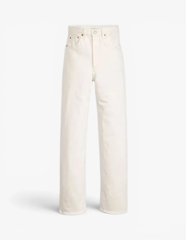 Marka Adı: Levis
Ürün Adı: Levis Kadın Blank Slate Denim Pantolon
Ürün Cinsiyeti: Kadın
Ürün Tipi: Denim Pantolon
Ürün Sezonsallığı: İlkbahar/Yaz
Ürün Çeşidi: Yüksek Bel, Düz Paça Denim
Ürün Özellikleri: Bu Levis denim pantolon, yüksek bel ve modern düz paça kesimiyle rahat ve şık bir siluet sunar. Kaliteli ve dayanıklı açık krem rengi denim kumaşı, klasik beş cepli tasarımı ve ön kısmındaki düğme ve fermuar kapama detayıyla öne çıkar. Minimalist metal rivetler ve dikiş detayları, ürüne zamansız bir dokunuş katarak kolay kombinlenebilir bir parça olmasını sağlar.
Öne Çıkan Detaylar:
- Açık krem rengi, dayanıklı denim kumaş
- Yüksek bel ve modern düz paça kesimi
- Klasik beş cepli tasarım ve metal rivet detayları
Kimler Kullanıyor?: Şehir hayatının dinamizmine uyum sağlarken, stilinden ödün vermeyen, konforu ve şıklığı bir arada arayan bireyler için idealdir. Zamansız parçalarla modern dokunuşları birleştirmeyi seven, hem gündelik kombinlerinde hem de özel anlarda zahmetsiz şıklık yakalamak isteyenler bu pantolonu tercih edebilir. Gardırobunda çok yönlü ve elegant bir parça bulundurmak isteyen herkesin beğenisini kazanır.