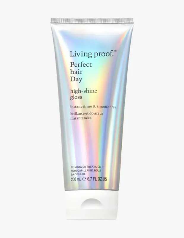 Marka Adı: Living proof
Ürün Adı: Living proof Perfect Hair Day High-Shine Gloss
Ürün Cinsiyeti: Unisex
Ürün Tipi: Duş İçi Saç Parlatıcı Bakımı
Ürün Sezonsallığı: Belirtilmemiş
Ürün Çeşidi: Sıvı Bakım Kremi
Ürün Özellikleri: Bu 200 ml hacimli duş içi saç parlatıcı bakımı, saçlara anında yüksek parlaklık ve ipeksi bir pürüzsüzlük kazandırmak üzere özel olarak geliştirilmiştir. Saç tellerinin yüzeyini mükemmelleştirerek ışığı optimal düzeyde yansıtmasını sağlar ve göz alıcı bir ayna efekti yaratır. Kolay uygulanabilen formülü sayesinde duş rutininize pratik bir şekilde dahil olarak saçlarınızın daha canlı, yumuşak ve ışıl ışıl görünmesine yardımcı olur.
Öne Çıkan Detaylar:
- Saçlara anında yüksek parlaklık ve ipeksi pürüzsüzlük sağlar.
- Duş esnasında kullanılan pratik ve hızlı etkili bir bakımdır.
- Saç tellerinin ışığı yansıtma kapasitesini artırarak ayna efekti yaratır.
Kimler Kullanıyor?: Saçlarında matlık ve cansızlık hisseden, pürüzsüz, sağlıklı görünen ve ayna parlaklığında ışıldayan saçlara sahip olmayı arzu eden kişiler için tasarlanmıştır. Saç bakım rutinlerine kolayca dahil edilebilecek, hızlı ve gözle görülür sonuçlar sunan bir ürün arayan herkesin tercih edebileceği bu bakım, bakımlı ve dikkat çekici saç görünümünü önemseyenler için idealdir.