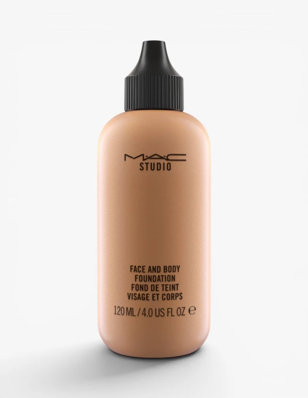 Marka Adı: M.A.C
Ürün Adı: M.A.C Studio Unisex Face & Body Fondöten
Ürün Cinsiyeti: Unisex
Ürün Tipi: Fondöten
Ürün Sezonsallığı: Yaz
Ürün Çeşidi: Yüz ve Vücut Fondöteni
Ürün Özellikleri: M.A.C Studio Unisex Face & Body Fondöten, 120 ml hacminde, yüz ve vücut için tasarlanmış hafif yapılı bir likit fondötendir. Bej rengi, pürüzsüz dokulu şişesi ve damlalıklı siyah kapağıyla pratik bir kullanım sunar. Ciltte ağırlık yapmadan eşit ve doğal bir görünüm sağlamayı amaçlayan bu ürün, düşük-orta düzeyde ayarlanabilir örtücülüğü sayesinde cildin doğal dokusunu korurken kusurları kapatmaya yardımcı olur. Özellikle bronz ve ışıltılı yaz makyajı trendlerine uyum sağlayarak sağlıklı bir ten görünümü vadeder.
Öne Çıkan Detaylar:
- Yüz ve vücut kullanımına uygun çok yönlü formül.
- 120 ml gibi geniş hacimli ürün içeriği.
- Cilde doğal, sağlıklı ve ayarlanabilir örtücülükte bir bitiş sunar.
Kimler Kullanıyor?: Doğal ve çabasız güzellik arayışında olan, yaz aylarının enerjisini makyajına yansıtmayı seven herkes bu fondöteni tercih edebilir. Cildinde sağlıklı bir ışıltı ve bronzlaşmış, eşitlenmiş bir görünüm isteyenler, hem yüzleri hem de vücutları için kullanabilecekleri pratik ve hafif formüllere önem verenler için idealdir. Tatil kaçamaklarında veya şehirdeki yaz temposunda, taze ve genç bir yaz havası yakalamak isteyenler, bu ürünle filtre uygulamadan güzelliklerini ön plana çıkarabilirler.